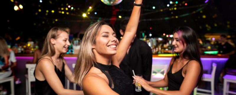 Les noctambules s'amusent dans les bars et les clubs. meilleures boîtes de nuit en France