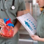 Jeune étudiant en médecine effectuant son stage dans un hôpital. Les 10 meilleurs cardiologues de France