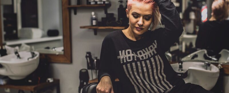 Femme posant dans un salon de coiffure. meilleurs coiffeurs de France