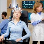 Patiente concentrée lors d'un test avec un appareil de balayage des ondes cérébrales. Médecin scannant le cerveau. meilleurs neurologues en France