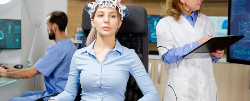 Patiente concentrée lors d'un test avec un appareil de balayage des ondes cérébrales. Médecin scannant le cerveau. meilleurs neurologues en France