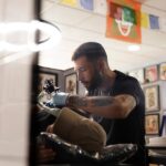 Tatoueur faisant son travail plan moyen. meilleurs tatoueurs de France