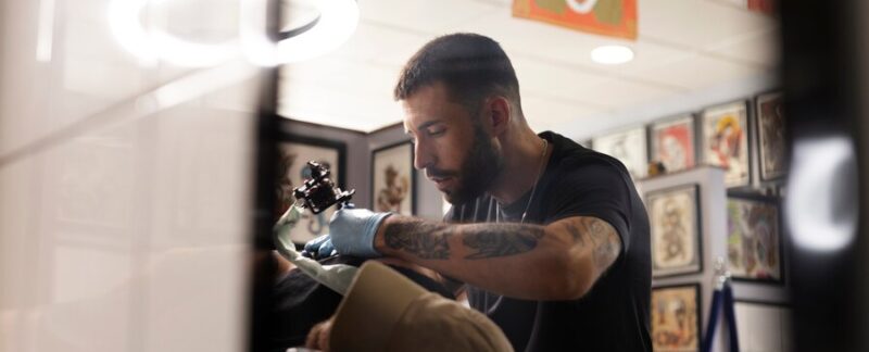 Tatoueur faisant son travail plan moyen. meilleurs tatoueurs de France