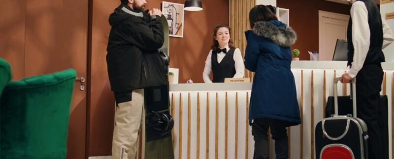 Des personnes actives entrent dans le hall d'entrée d'une station de sports d'hiver. Les meilleures salles d'évasion en France