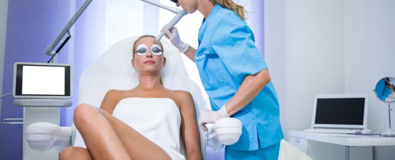 Patiente subissant un lifting par radiofréquence. meilleurs centres d'épilation au laser en France
