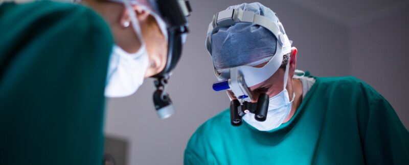 Chirurgiens utilisant des loupes chirurgicales lors d'opérations. Les 10 meilleurs chirurgiens de la thyroïde en France