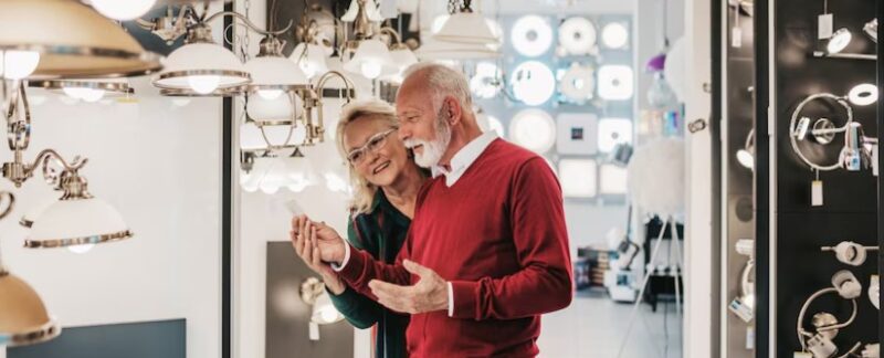 Couple de seniors dans un magasin d'éclairage domestique en train de choisir un lustre pour leur maison. meilleurs magasins d'éclairage en France
