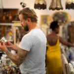 Plan moyen de personnes regardant des objets anciens. meilleurs magasins d'électroménager en France