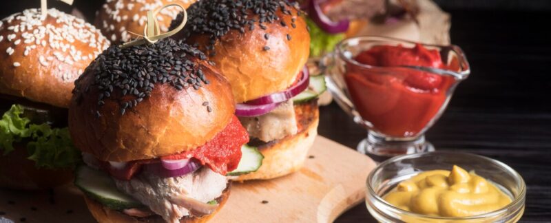 De délicieux hamburgers sur une planche en bois. Meilleures Hamburgers de France