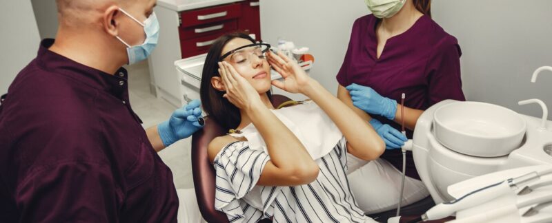 Belle fille chez le dentiste. meilleures cliniques d'esthétique en France