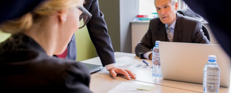 Équipe d'entrepreneurs travaillant sur un nouveau projet de création d'entreprise. meilleurs avocats pénalistes de France