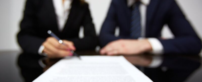Femme d'affaires signant un nouveau contrat. meilleurs avocats spécialisés dans le divorce en France