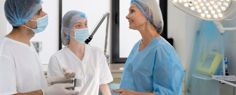 Plan moyen de médecins parlant à un patient. meilleurs chirurgiens plasticiens en France