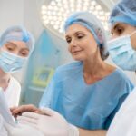 Gros plan d'un médecin parlant à un patient. meilleurs chirurgiens vasculaires en France