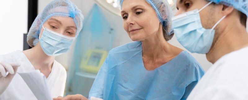 Gros plan d'un médecin parlant à un patient. meilleurs chirurgiens vasculaires en France