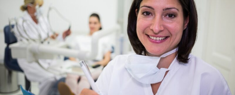 Femme dentiste rédigeant un rapport dans une clinique dentaire. meilleurs dentistes en France
