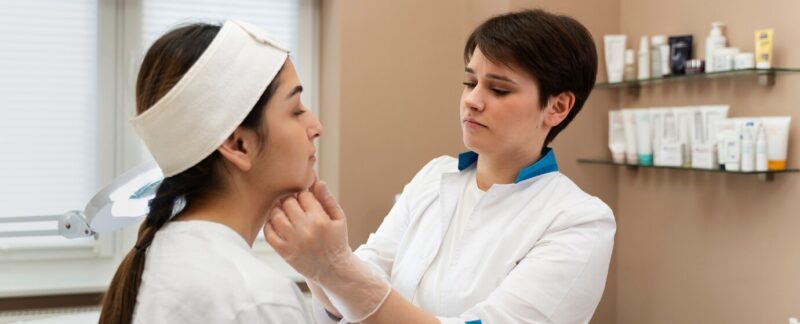 Personne recevant un traitement de beauté par micro-aiguilles. meilleurs dermatologues de France