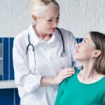Médecin traitant un patient. meilleurs hôpitaux ORL en France.
