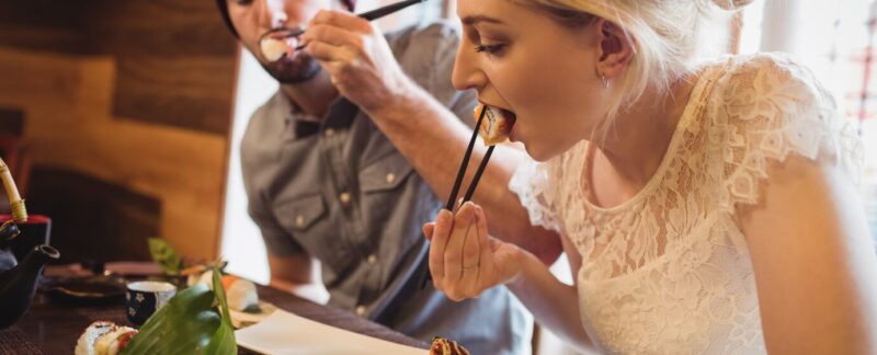 Couple mangeant des sushis. meilleurs restaurants japonais