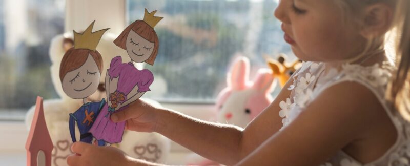 Fille jouant avec des marionnettes à la maison. Les 10 meilleures crèches de France