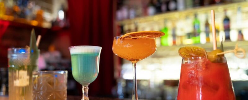 Gros plan sur de délicieuses boissons. meilleurs bars à cocktails de France