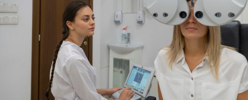 Plan moyen d'une femme en train de se faire examiner les yeux. meilleurs centres de chirurgie de la cataracte en France