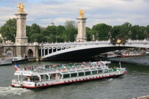 Les Bateaux Parisiens - Croisière + Bus