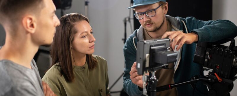 meilleures agences de casting en France. filmant avec une caméra professionnelle.