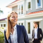 Personnes moyennement photographiées travaillant comme agents immobiliers. Les meilleures agences immobilières en France