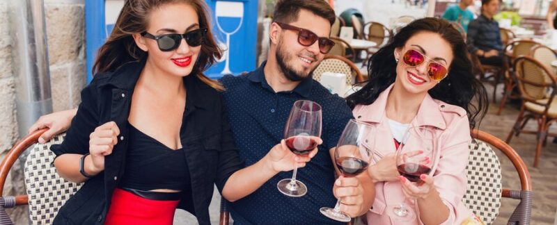 Jeune groupe d'amis hipster assis à un café. Les meilleurs bars sur les toits de France
