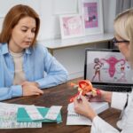 Plan moyen d'un médecin expliquant le modèle de l'appareil reproducteur. Les meilleurs centres de ménopause en France