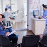 Salle d'attente de stomatologie bondée avec des personnes remplissant un formulaire pour une consultation dentaire. meilleurs centres de traitement de l'ostéoporose en France