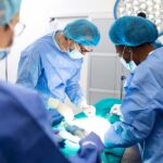 Une équipe de chirurgiens en uniforme opère un patient dans une clinique de chirurgie cardiaque Médecine moderne équipe professionnelle de chirurgiens santé. meilleurs chirurgiens abdominaux en France
