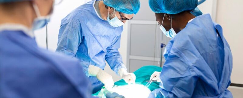 Une équipe de chirurgiens en uniforme opère un patient dans une clinique de chirurgie cardiaque Médecine moderne équipe professionnelle de chirurgiens santé. meilleurs chirurgiens abdominaux en France
