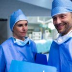 Chirurgiens discutant du dossier d'un patient en salle d'opération. Les meilleurs chirurgiens thoraciques en France