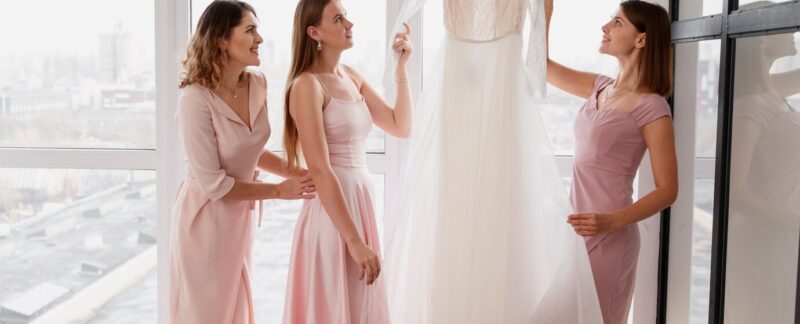 Les meilleurs magasins de robes de mariée en France. Femmes en train de préparer leur mariage.