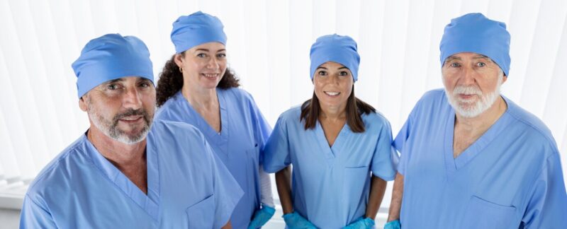 Gros plan sur l'équipe médicale prête à travailler. meilleurs proctologues de France