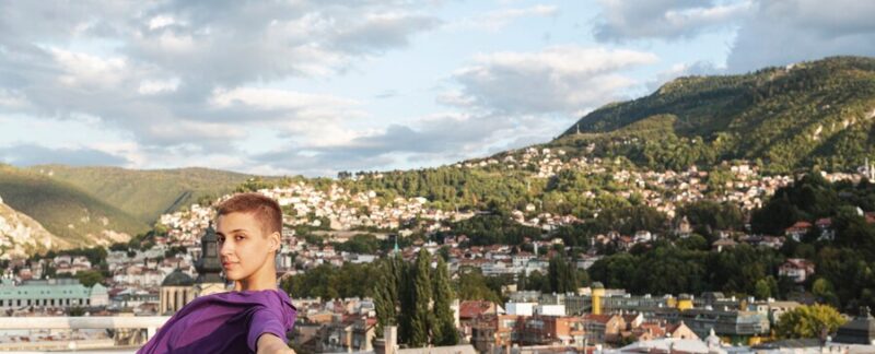 Femme posant à côté d'une vue à couper le souffle. Les meilleurs quartiers de France