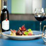 Haute cuisine dans une salle à manger de luxe. Magret de canard au vin rouge. meilleurs restaurants-buffets de France