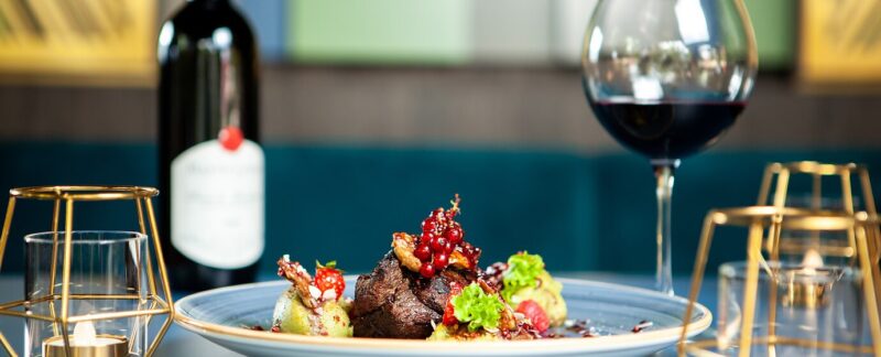 Haute cuisine dans une salle à manger de luxe. Magret de canard au vin rouge. meilleurs restaurants-buffets de France
