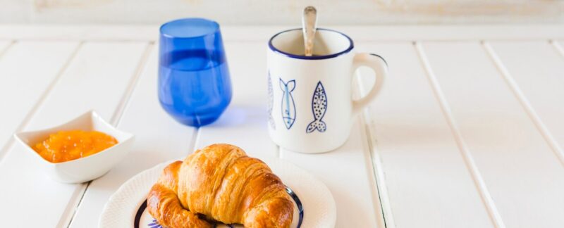 Croissant et café au petit déjeuner. meilleurs restaurants de petit-déjeuner en France