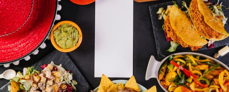 Sombrero et nourriture mexicaine autour d'une carte en papier. meilleurs restaurants mexicains en France