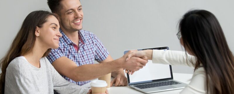 Couple heureux accueillant un conseiller financier. Top 10 descompagnies d'assurance en France