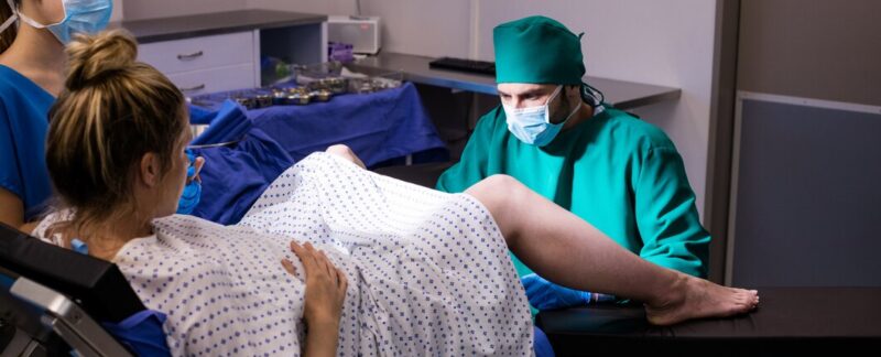 Une équipe médicale examine une femme enceinte pendant l'accouchement. cliniques de fertilité en France