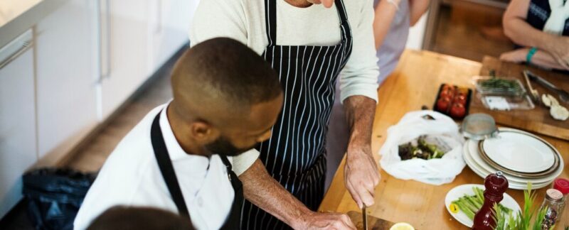 Groupe d'amis en train de cuisiner. écoles de gastronomie en France