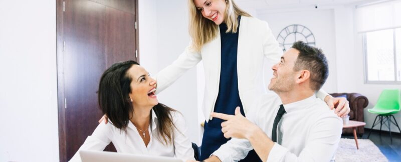 Des hommes d'affaires heureux. meilleures agences d'intérim en France