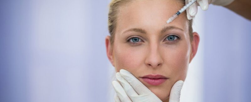 Patiente recevant une injection de botox dans le front. meilleures cliniques de botox en France