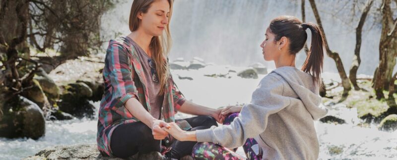 Femmes détendues, les yeux fermés. meilleurs centres de reiki en France
