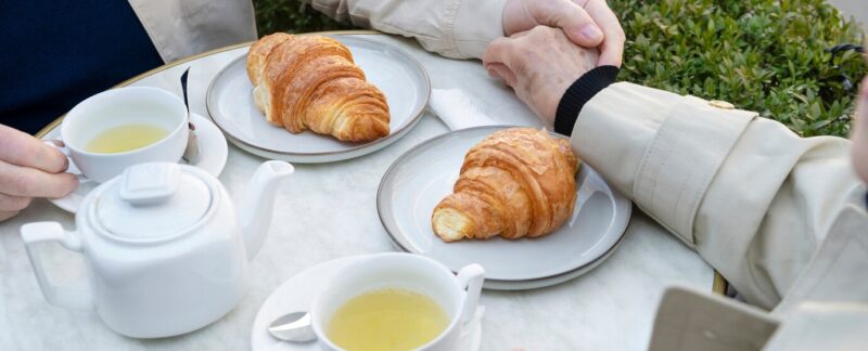 Personnes âgées se tenant la main à un angle élevé. meilleurs endroits pour prendre un petit-déjeuner en France