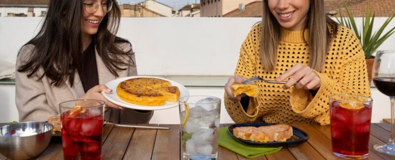 Personnes mangeant une tortilla espagnole. meilleurs restaurants grecs en France